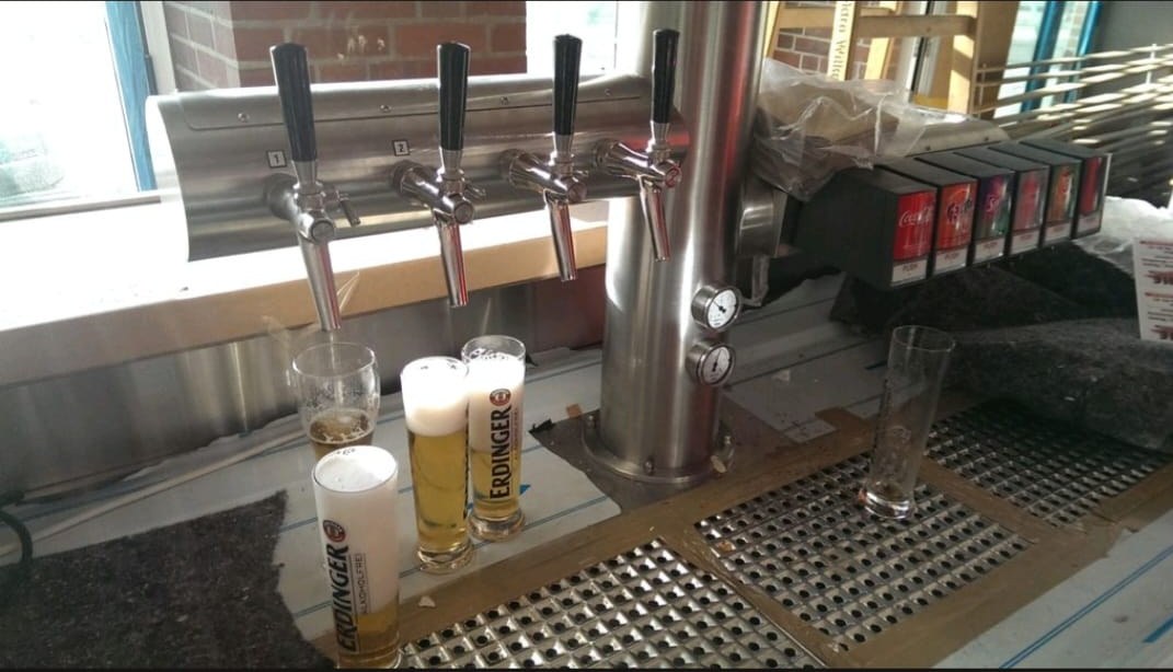 Professionelle Zapfanlage im Betrieb